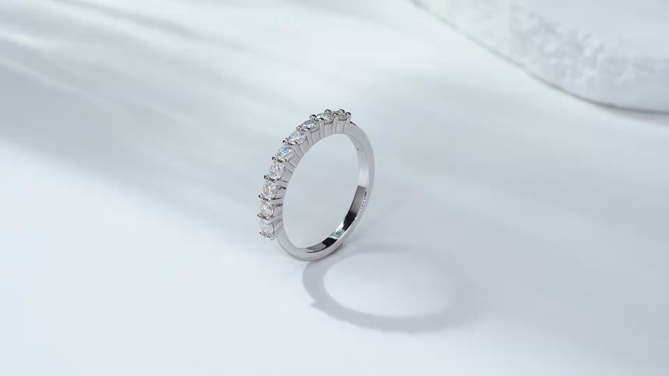 Eleganter 925 Silber-Ewigkeitsring mit Moissanit-Steinen
