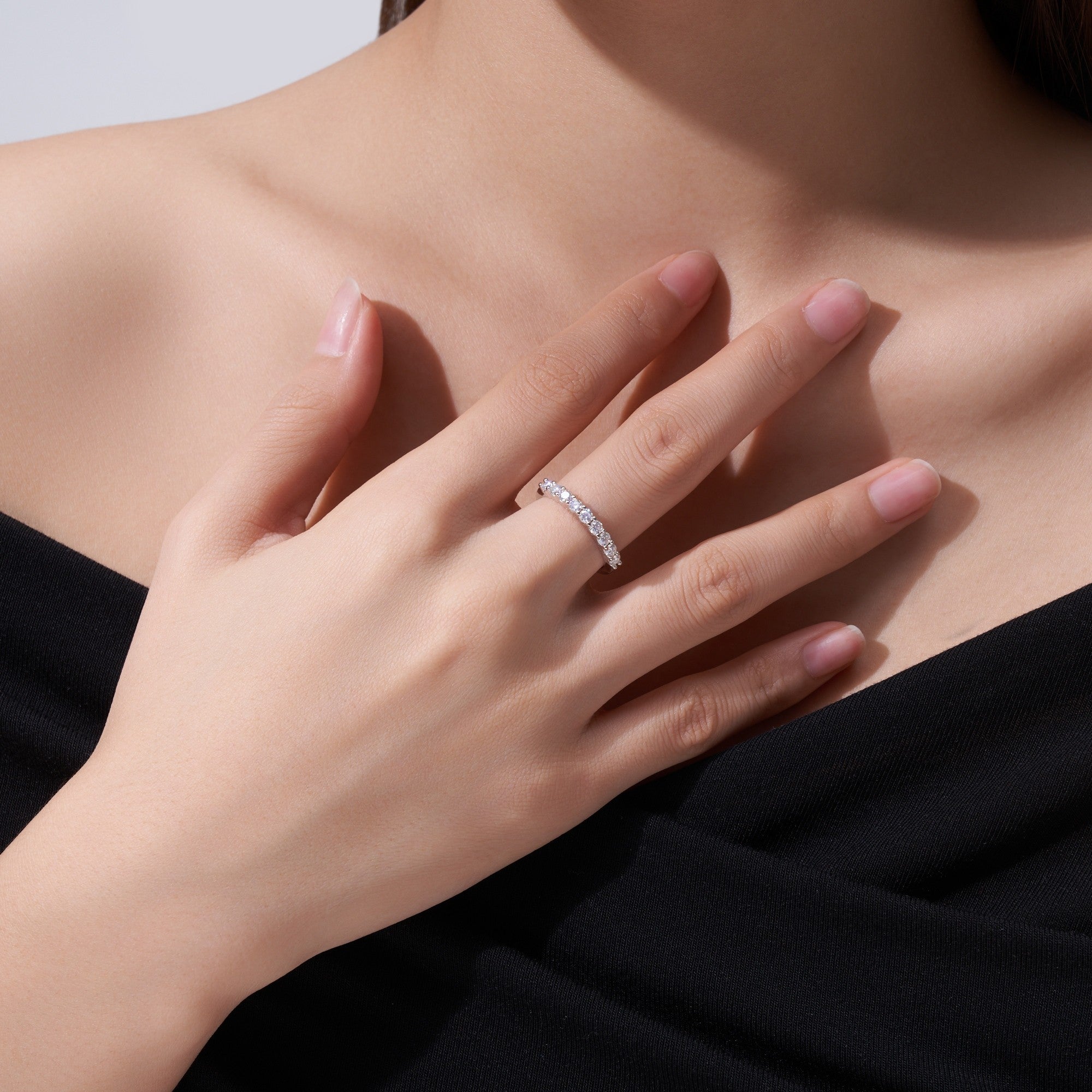 Eleganter 925 Silber-Ewigkeitsring mit Moissanit-Steinen