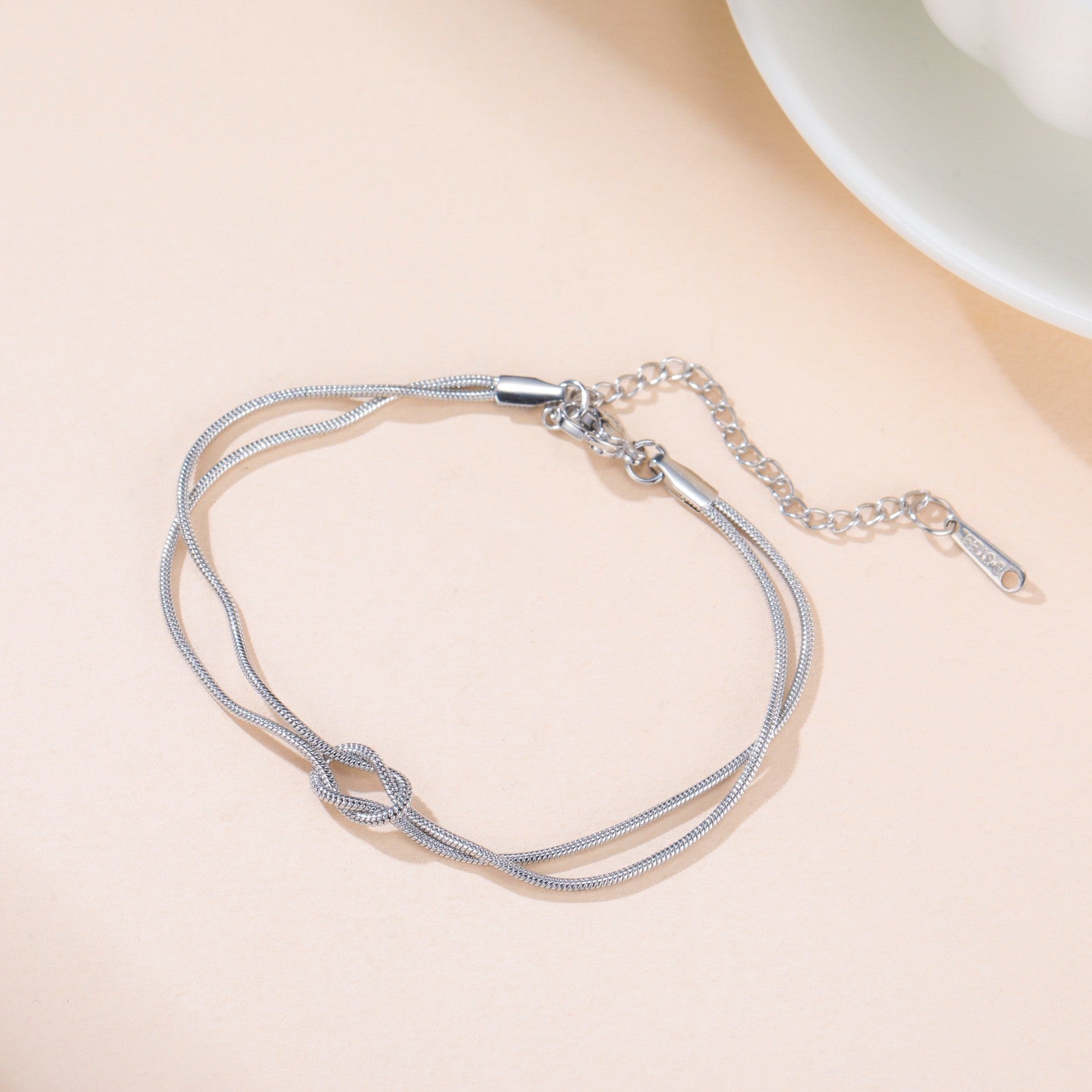 Minimalistisches Edelstahl-Knotenarmband in Gold