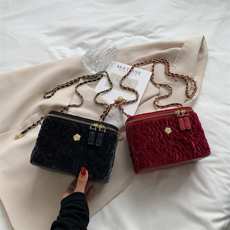 Elegant velvet shoulder bag with chain