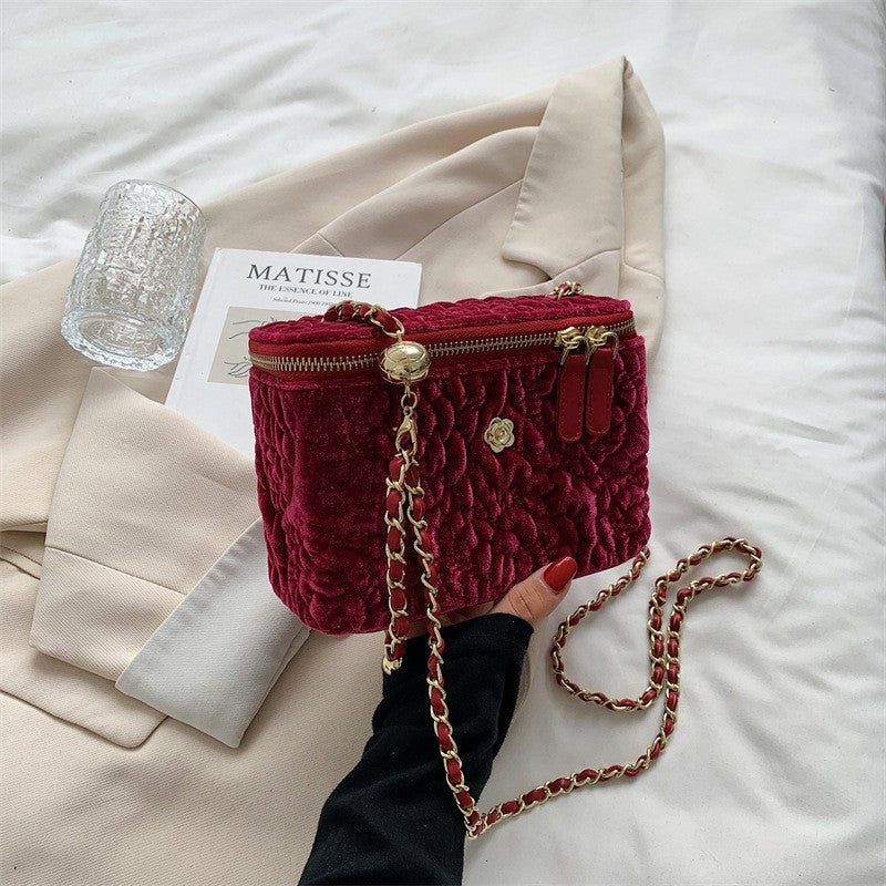 Elegant velvet shoulder bag with chain