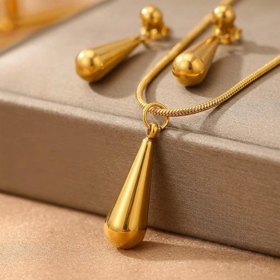 Elegant 2-piece jewelry set in a teardrop shape in gold