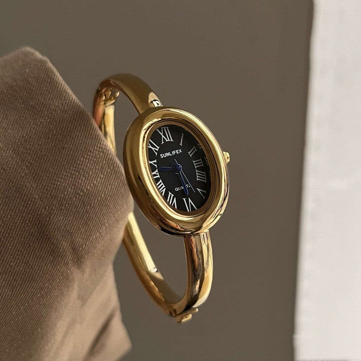 Elegant ladies' wristwatch with an oval dial and Roman numerals