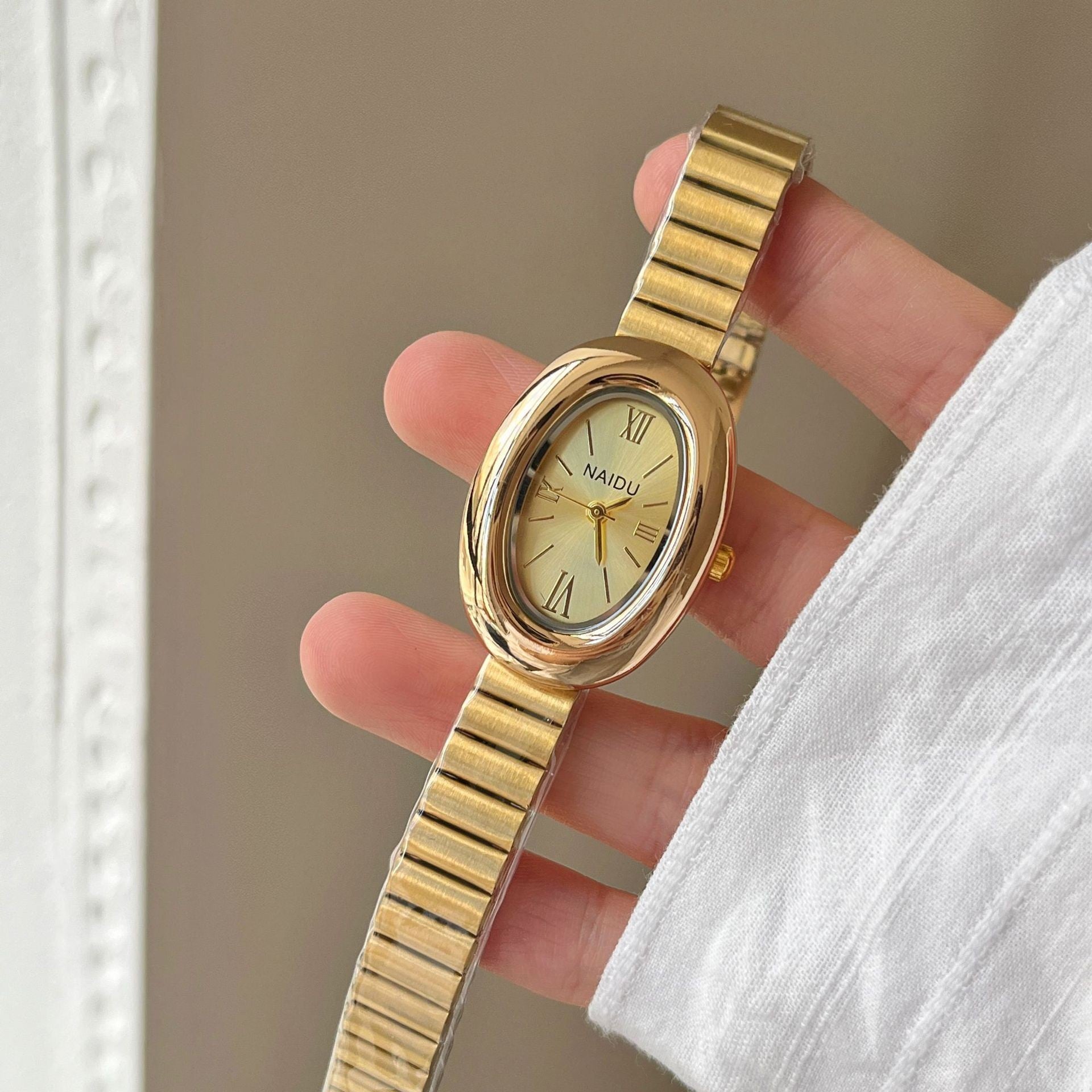 Elegant Retro Ladies' Watch – Gold-colored Bracelet
