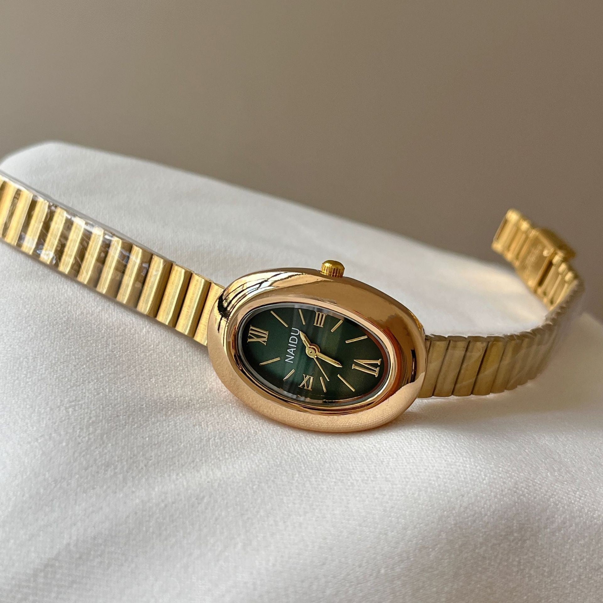 Elegant Retro Ladies' Watch – Gold-colored Bracelet