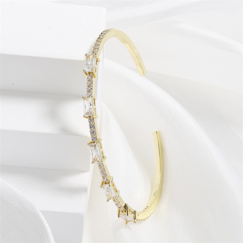 Elegantes Damen-Armband mit grünen Zirkonia-Steinen