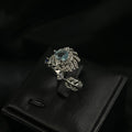 Eleganter Damenring im Feder-Design mit hellblauem Stein
