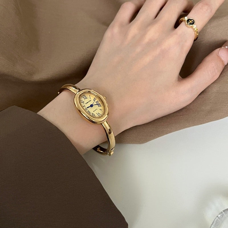 Elegant ladies' wristwatch with an oval dial and Roman numerals