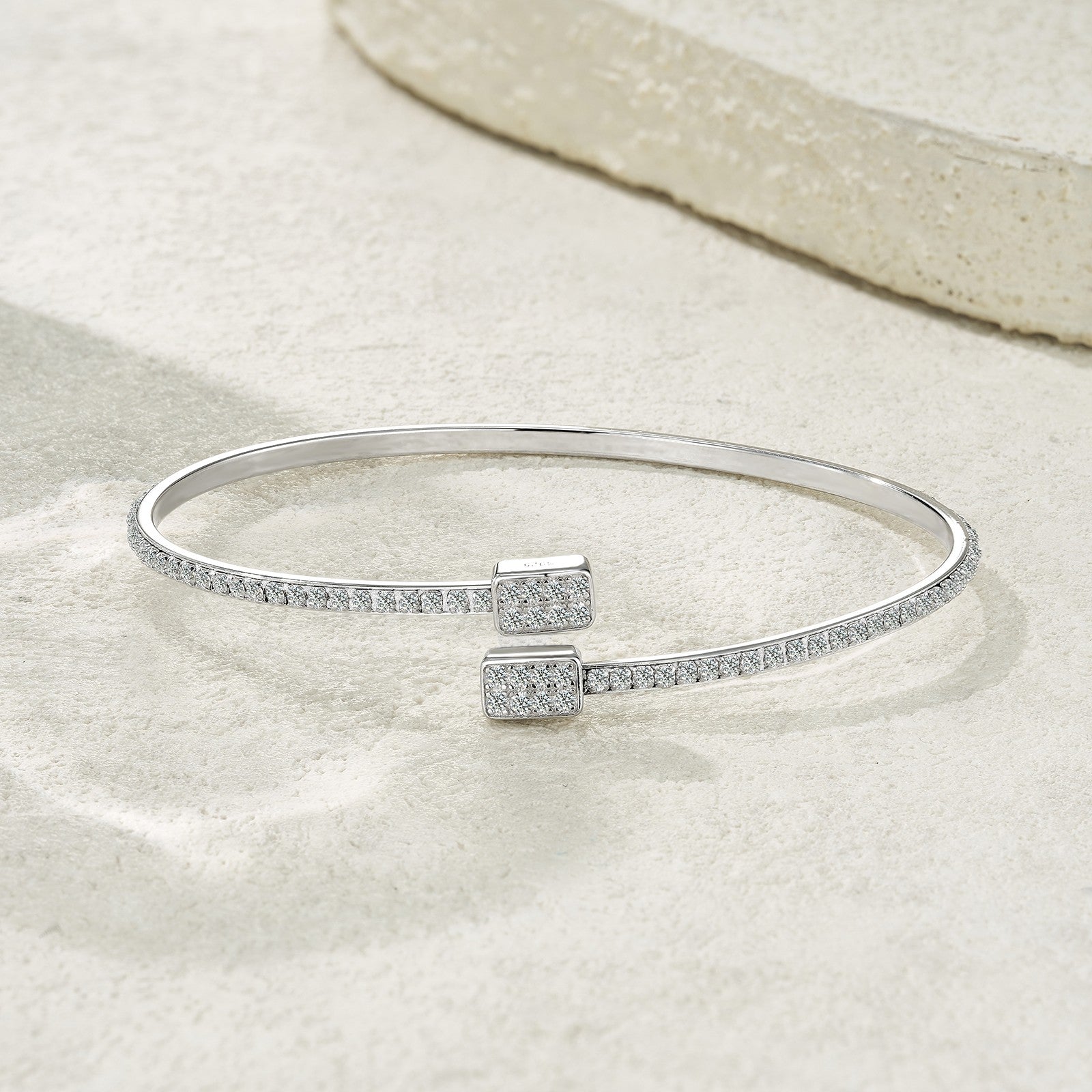 Eleganter 925 Silber-Armreif im minimalistischen Design mit Moissanit