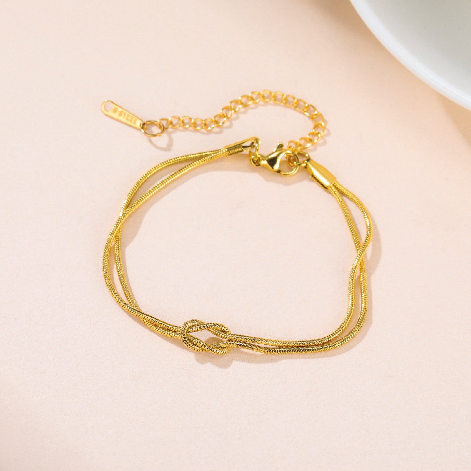 Minimalistisches Edelstahl-Knotenarmband in Gold