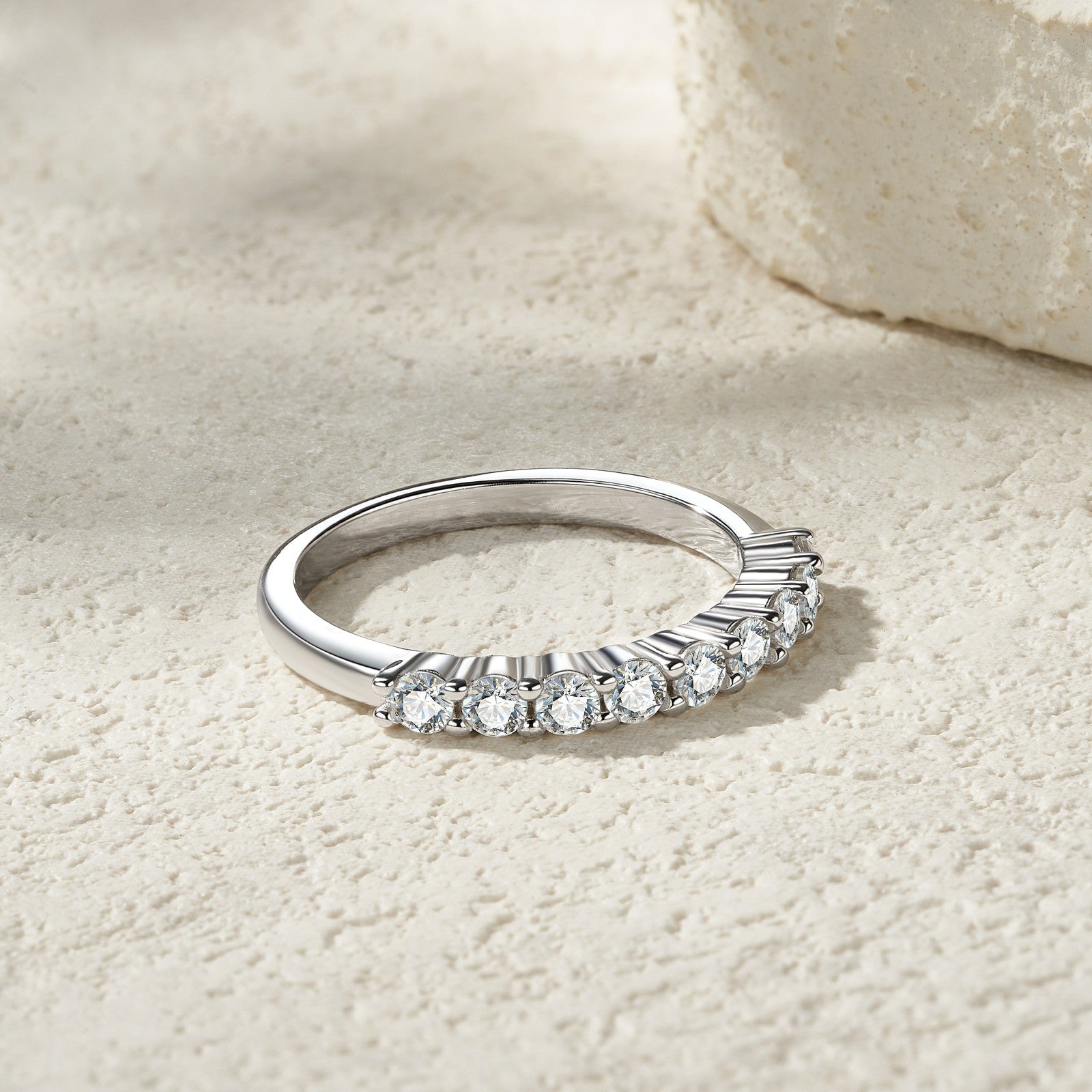 Eleganter 925 Silber-Ewigkeitsring mit Moissanit-Steinen