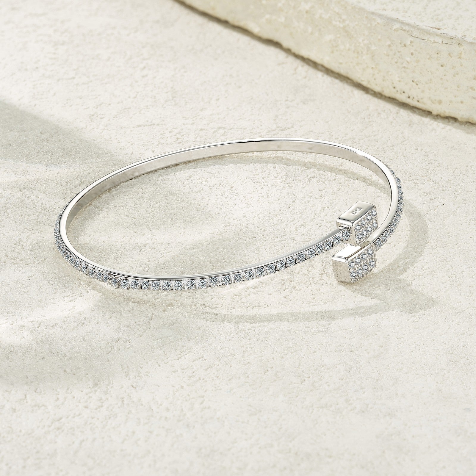 Eleganter 925 Silber-Armreif im minimalistischen Design mit Moissanit
