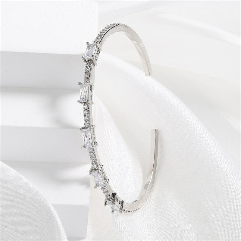 Elegantes Damen-Armband mit grünen Zirkonia-Steinen
