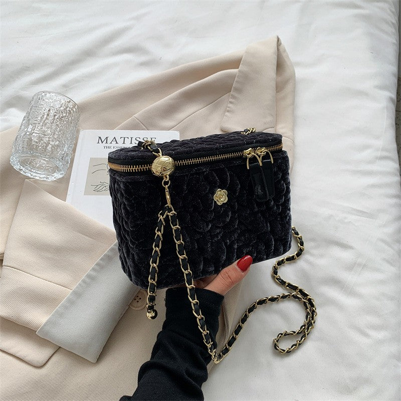 Elegant velvet shoulder bag with chain