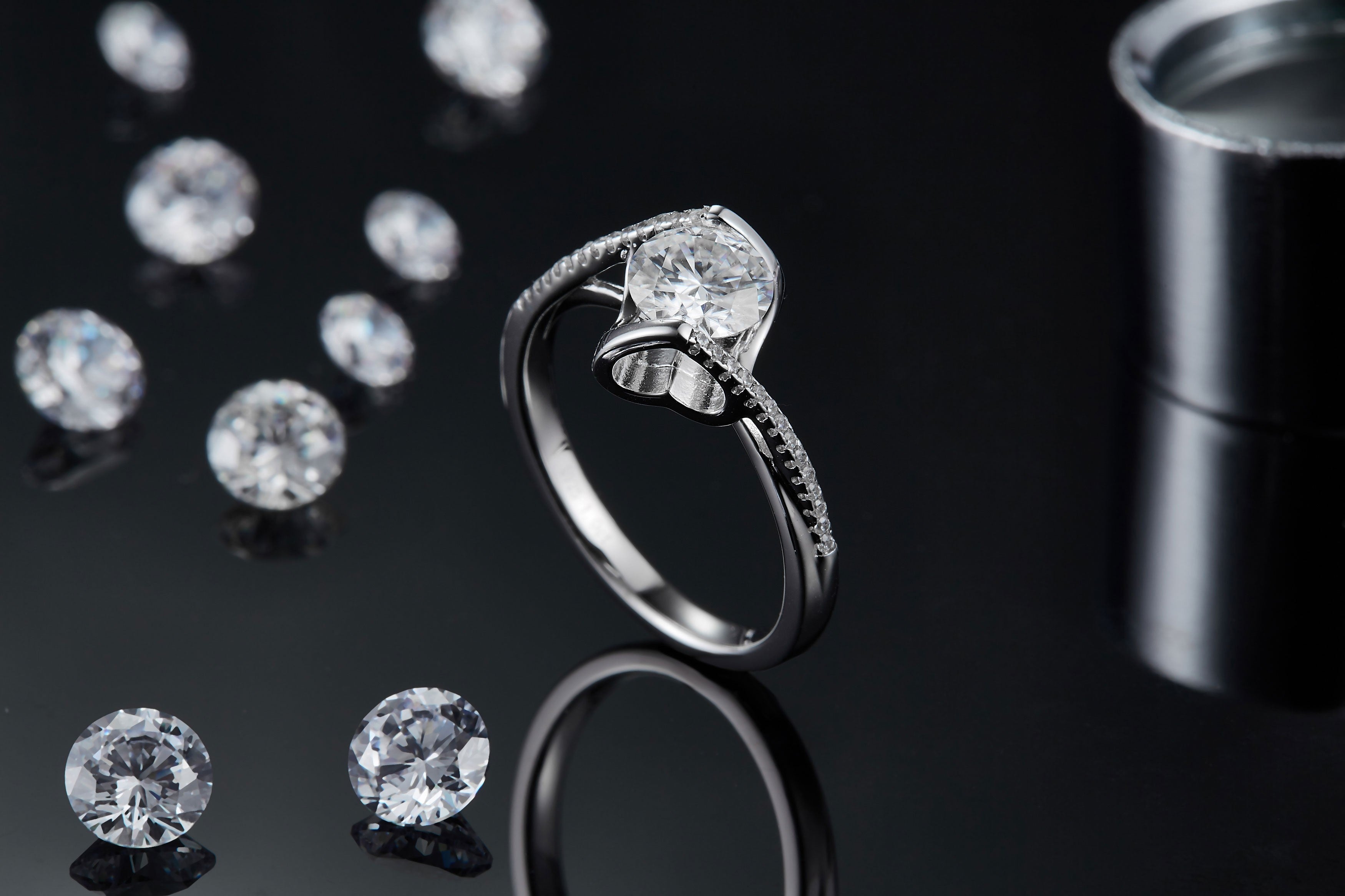 Eleganter 925 Silber Verlobungsring mit 1ct Moissanit & Herz-Detail