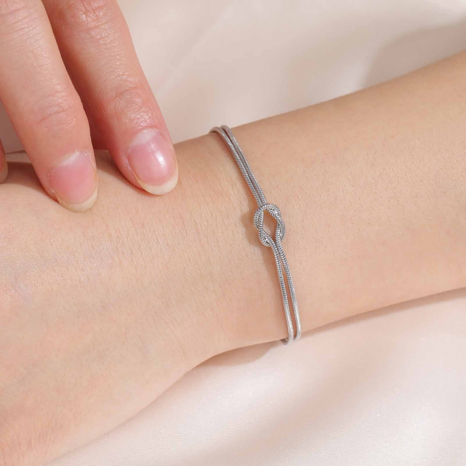 Minimalistisches Edelstahl-Knotenarmband in Gold