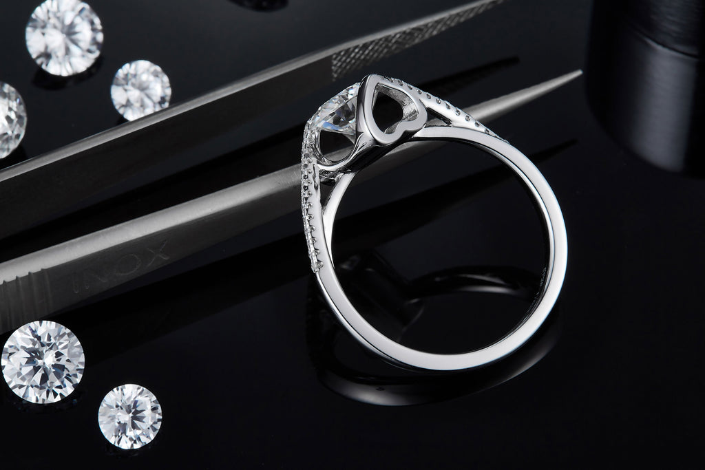 Eleganter 925 Silber Verlobungsring mit 1ct Moissanit & Herz-Detail