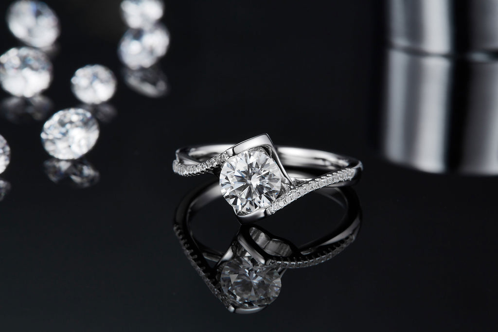 Eleganter 925 Silber Verlobungsring mit 1ct Moissanit & Herz-Detail