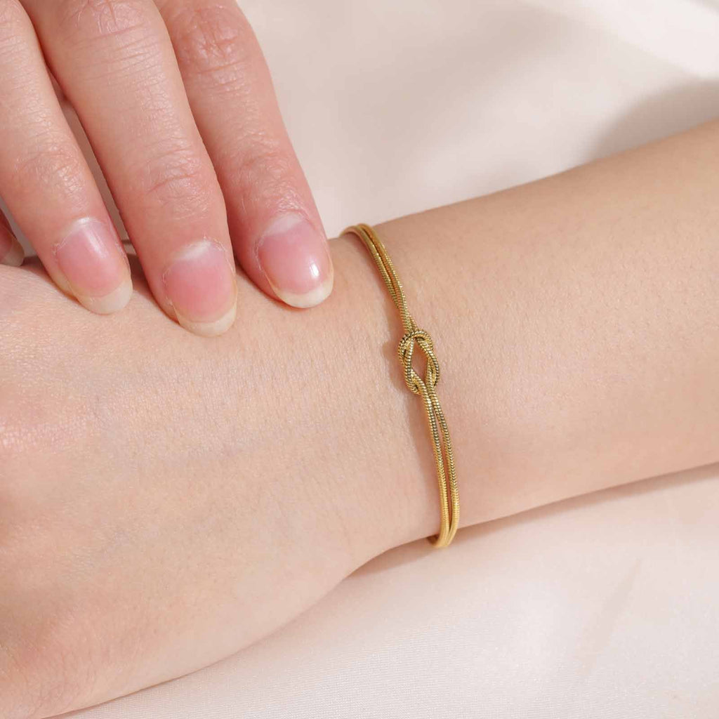 Minimalistisches Edelstahl-Knotenarmband in Gold