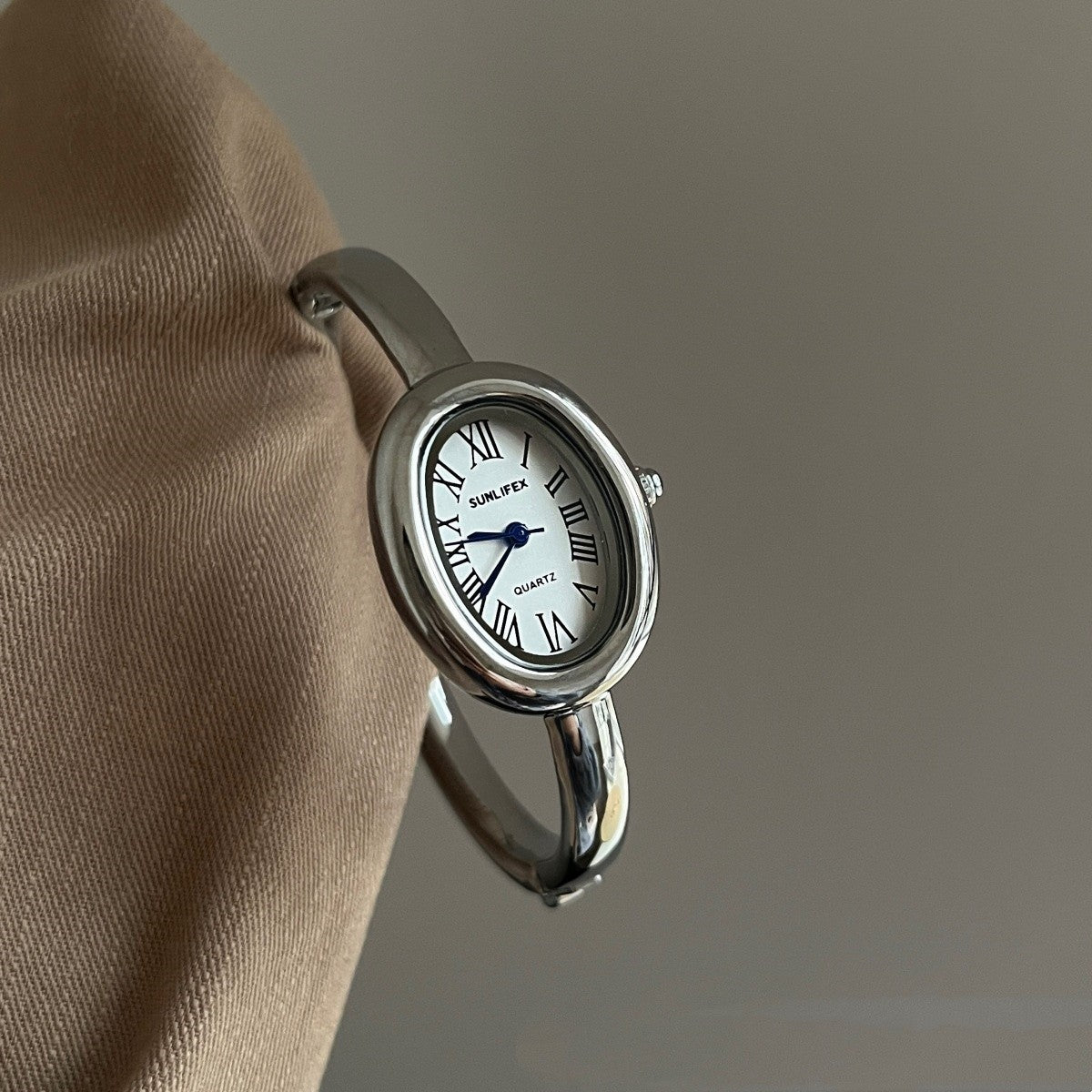 Elegant ladies' wristwatch with an oval dial and Roman numerals